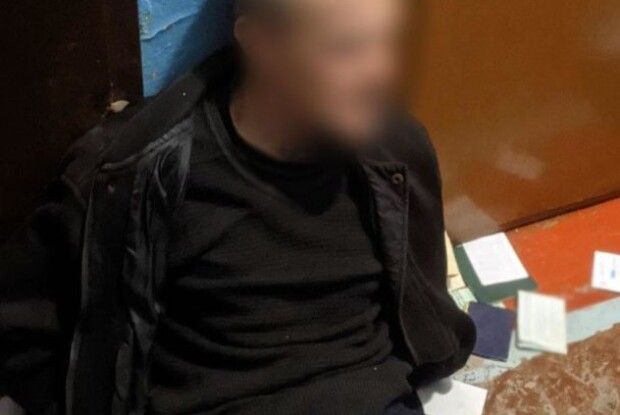 «Допоможіть, мого тата зарізав знайомий»: чоловік на очах у дітей вбив хлопця колишньої дружини і забарикадувався з донькою