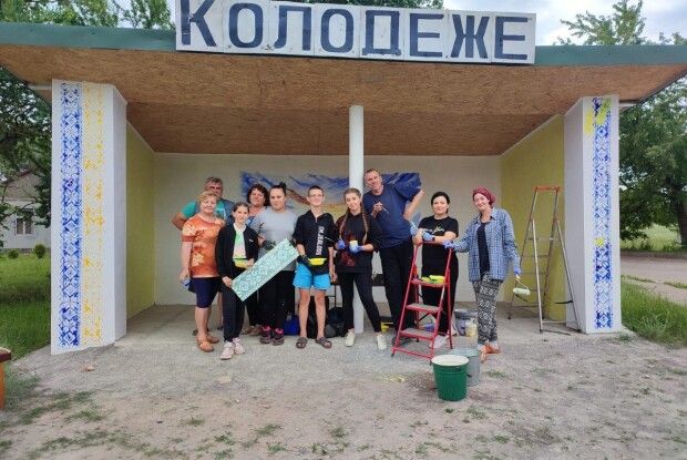 У селі на Волині художник-переселенець із компанією розмалював зупинку