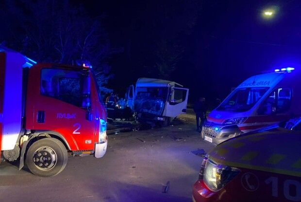 Вранці у Луцьку автобус в'їхав у дерево (Фото)