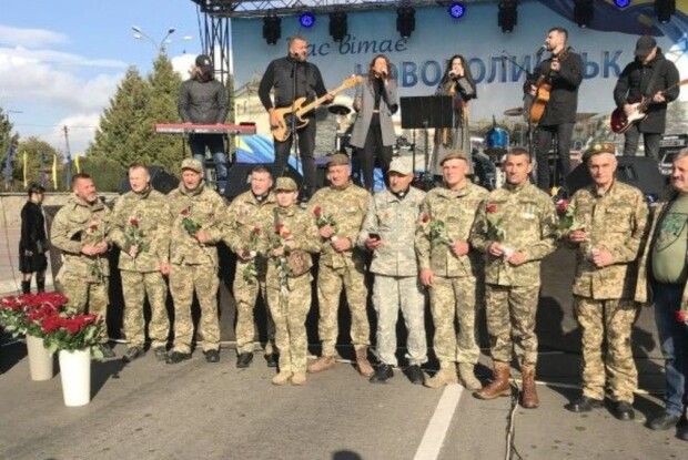 Солдатська каша, виступи капеланів та букети троянд захисникам і матерям загиблих