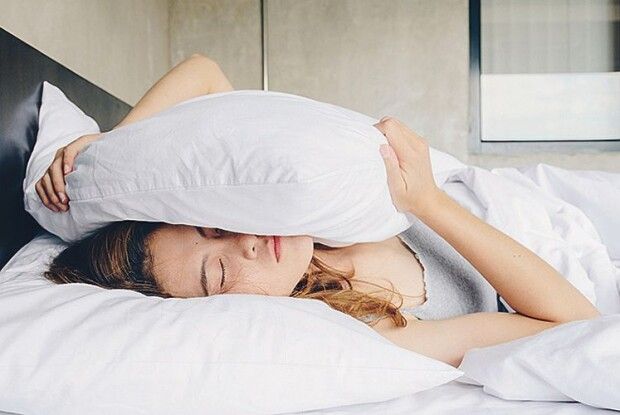 Чому небезпечно спати на старих подушках?