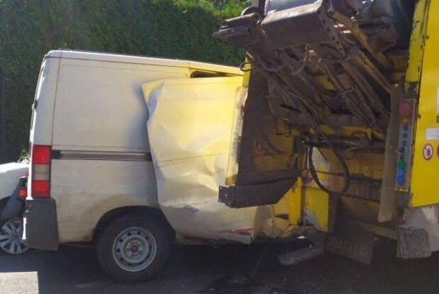 У Луцьку зіткнулись мікроавтобус, легковик та сміттєвоз 