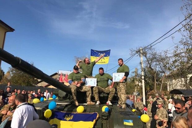 У Коломиї четверо богатирів встановили рекорд з перетягування танка (ВІДЕО)