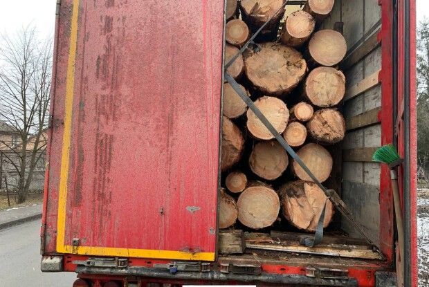 Поліція Рівненщини затримала вантажівку з дровами на трасі «Київ-Ковель-Ягодин»