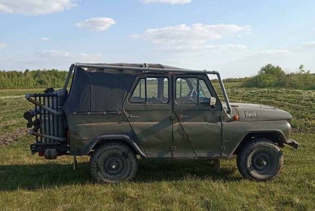 Свій УАЗик волинянин Олег Семенюк заправляє... дровами