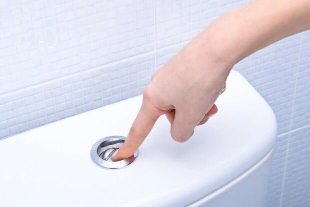 У Тернополі несправний бачок в унітазі «змив» 173 тисячі в каналізацію