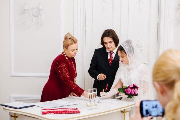 Українка провела 15 000 весільних церемоній