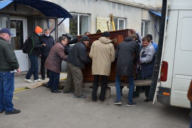 Краєзнавчому музею Волині подарували 100-літнє німецьке піаніно (Фото)