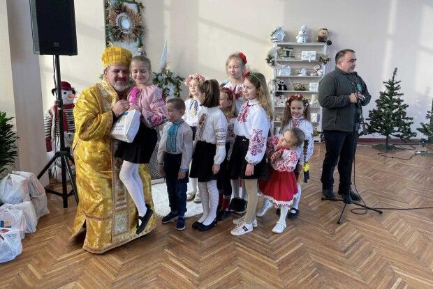 У Нововолинську Святий Миколай вручив подарунки дітям, чиї батьки загинули на війні