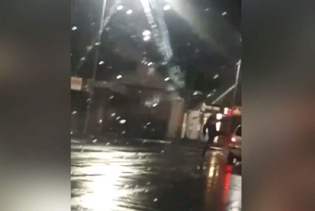 На Волині двоє молодиків посеред дороги кидалися на автомобілі і копали їх (Відео)