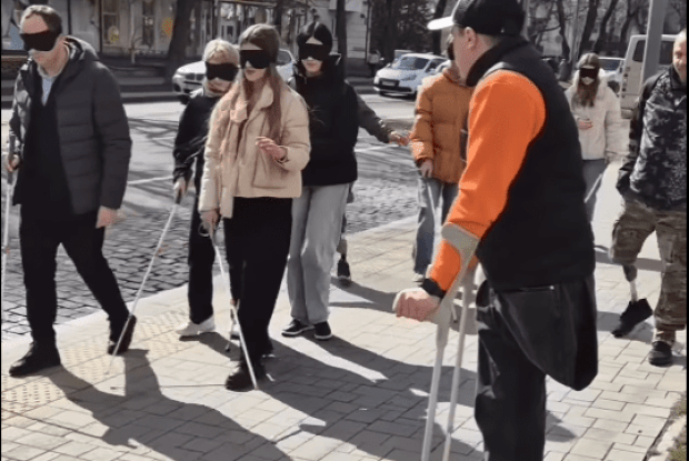 Студенти луцького коледжу на власному досвіді відчули труднощі незрячих (Відео)