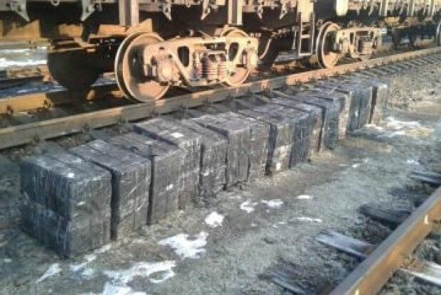З Волині до Польщі хотів прорватися поїзд із запакованими цигарками вагонами (Відео)