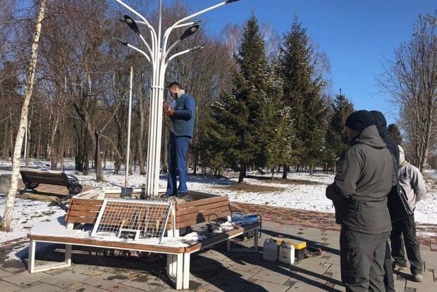 У Луцьку відновлюють ліхтар, який став жертвою вандала (фото)