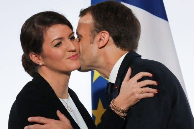 Мер пропонує відмовитись від традиційних поцілунків