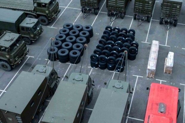 Поки інші займаються фейками і маячнею про путчі, ми укріплюємо армію – Порошенко знову везе техніку на фронт