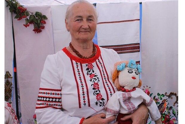 Маневицька вчителька вирощує поліську екзотику та в’яже ляльки