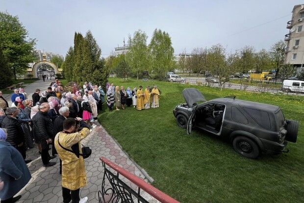 Прихожани храму у Луцьку передали автівку для захисників