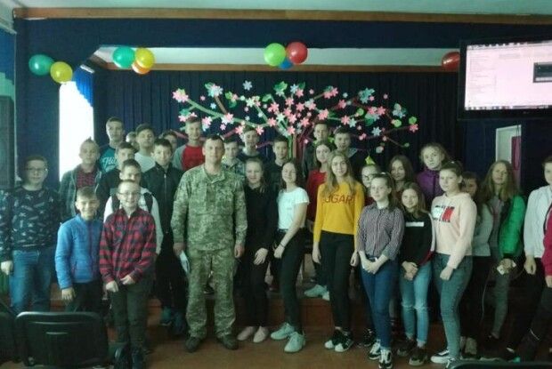 Любомльські школярі зустрілися з учасником АТО