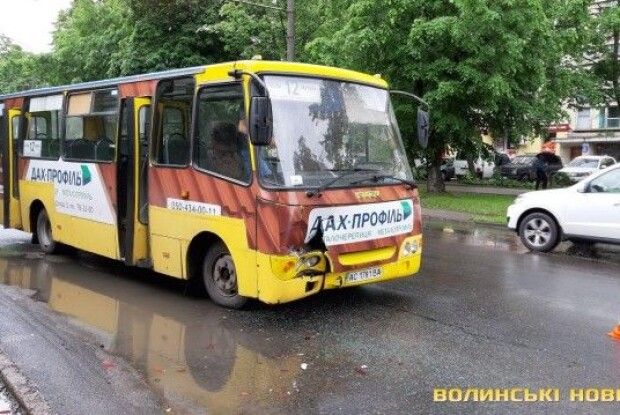 ДТП на проспекті Молоді: маршрутка «наздогнала» «Audi»