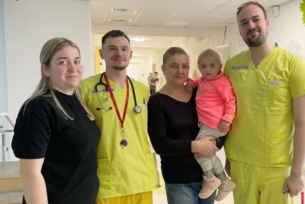 Маленька Софійка майже три тижні не могла самостійно дихати 