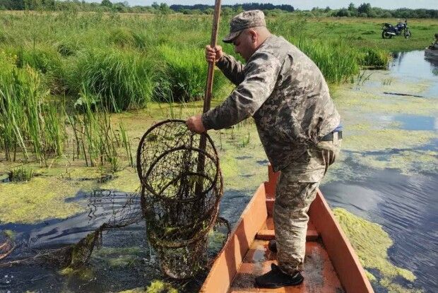 У річці на території нацпарку на Волині знайшли браконьєрські знаряддя лову (Фото)