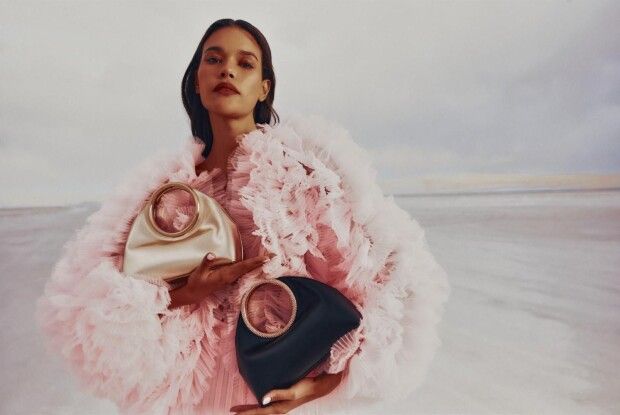 Сумки, які обожнюють жінки — від моделей Guess до зручних спортивних варіантів