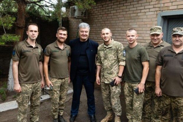 Рятує життя наших воїнів: Порошенко привіз на фронт обладнання майже на мільйон