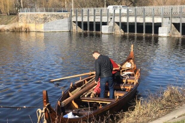 Після зимової перерви у Рівному спустили на воду човен вікінгів