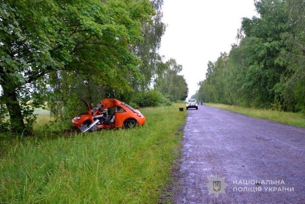 Злетіла в кювет і врізалася в дерево: на Волині загинула молода водійка