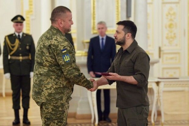Залужний та ще четверо військових стали першими кавалерами «Хреста бойових заслуг»