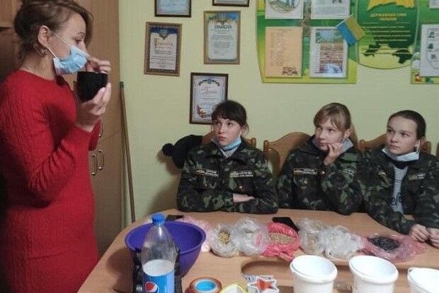 На Любешівщині екологи вчили дітей готувати «пташине печиво»