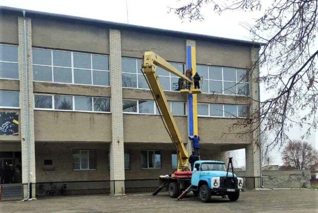 У Ковелі ліцей прикрасили національними кольорами (Фото)