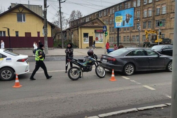 У Луцьку на пішохідному переході зіткнулися мотоцикл та легковик