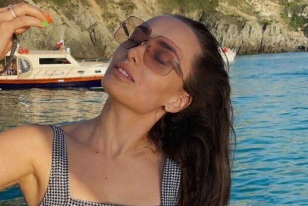 «Холостячка» Мішина в купальнику показала, на які жертви йде заради спокусливих кадрів (Фото)
