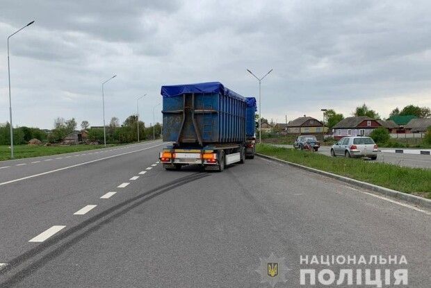 У Локачинському районі вантажівка «MAN» збила велосипедистку