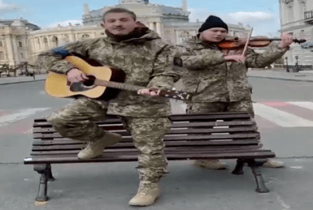 «Мы все бендеровцы, конечно»: військові-одесити записали круту музичну відкритку путіну (Відео)