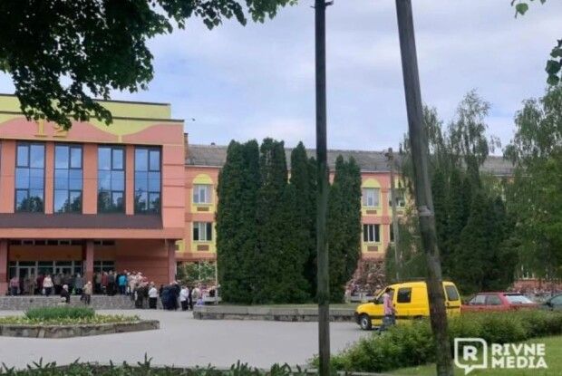 У Рівному – величезні черги за борошном (Фото)