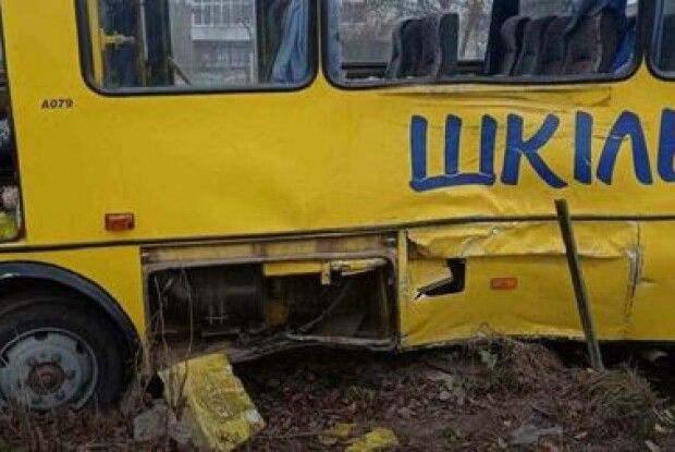 Вантажівка в’їхала у шкільний автобус, постраждали діти