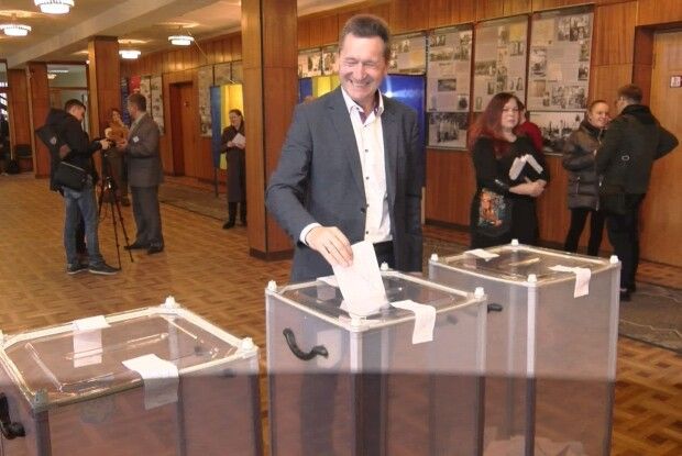 Під наглядом поліції та Нацгвардійців розпочався другий тур виборів ректора СНУ (Фото)