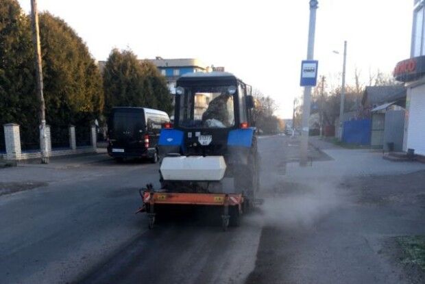 30 двірників готують Нововолинськ до Великодня. Прибирають, витримуючи дистанцію. Фото