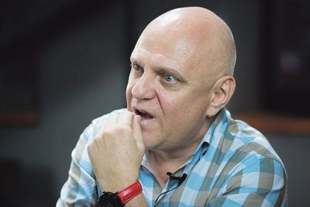 «То тепер він лисий, а раніше був із довгим та кучерявим волоссям…»