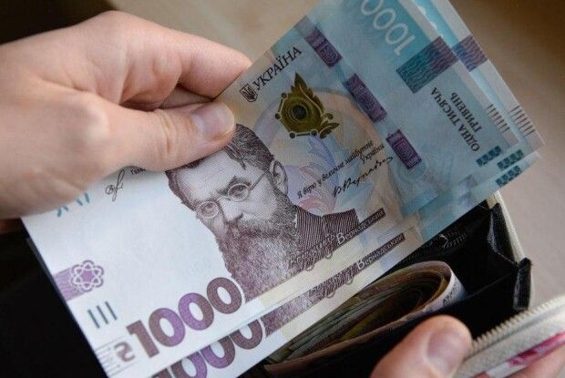 У Горохові чоловік тицяв 5 000 гривень поліцейському