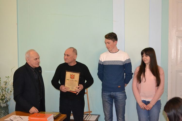 АНатолій Силюк і Петро Піскун зі студентами: схоже між ВКМ та ЛНТУ намітилася нова співпраця.