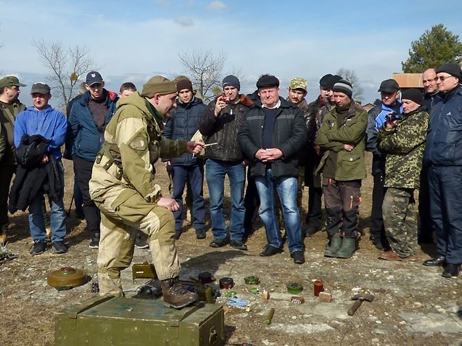 Інструктор Тєрєк знає всі види мін.
