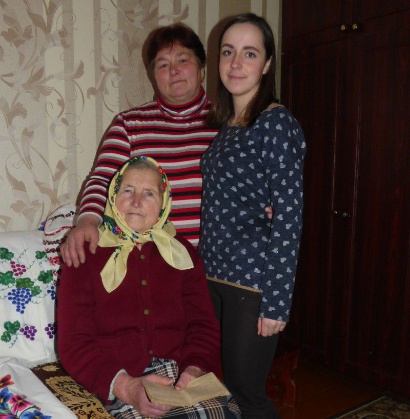 Три покоління: бабуся Ольга, донька Тетяна й онучка Олена.