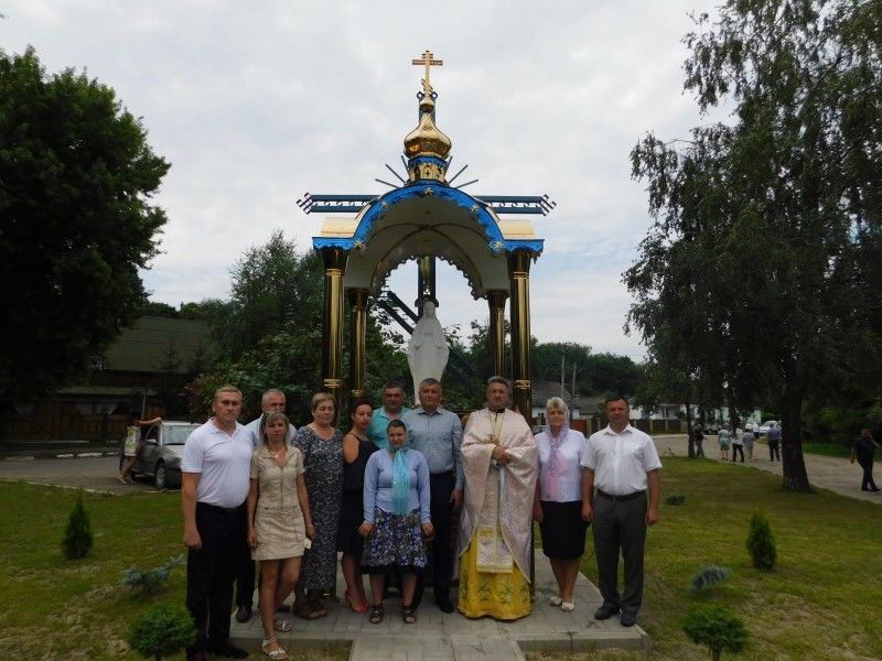 Анатолій Клемба (у центрі) з отцем Романом Янівом, заступником голови районної ради, братом Віталієм Клембою (крайній зліва), Горохівським міським головою Віктором Годиком (крайній справа) і працівниками ТзОВ «Еталон».