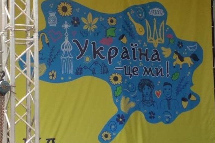 «Ідіоти!!!»: у Броварах на Київщині до Дня Незалежності чиновники вивісили карту України… без Криму