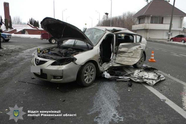 На трасі «Київ-Чоп» автівку жителів Рівненщини зім’яло у ДТП (ФОТО)