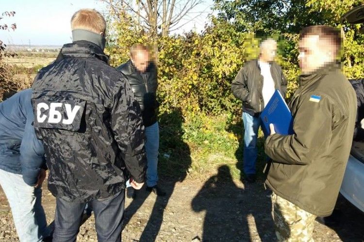 Упіймали відразу трьох депутатів-хабарників