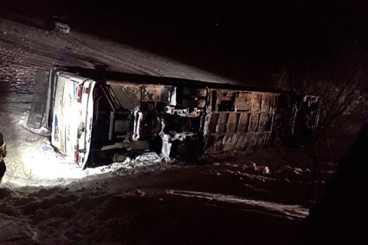 Перекинувся автобус, який віз 35 дітей